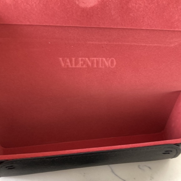 BN VALENTINO SUNGLASSES. - Picture 9 of 9